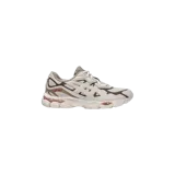 Championes Asics modelo Gel-Nyc, color beige con detalles en marrón y suela chunky amortiguada.