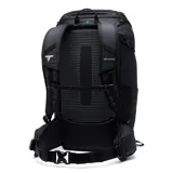 Mochila técnica Columbia de 24 litros, diseñada para senderismo. Presenta un diseño ergonómico en color negro con panel trasero de malla transpirable, tirantes acolchados, cinturón ajustable y compartimento compatible con sistemas de hidratación. Incluye funda impermeable, bolsillos laterales para botellas y fijaciones para bastones de trekking.