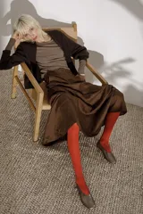 Chatas planas de cuero vacuno, color peltre metalizado, con punta cuadrada y escote pronunciado en el empeine.