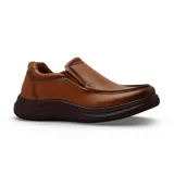 Zapato casual tipo mocasín de cuero color marrón, con diseño sin cordones y suela de goma oscura con tecnología Memory Foam para mayor confort.
