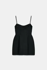 Vestido corto de corte ajustado con escote tipo bustier y tirantes finos. Presenta costuras verticales que definen la silueta y cierre posterior con cremallera oculta.