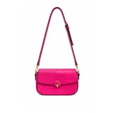 Cartera tipo bandolera de color fucsia con textura de efecto cocodrilo. Presenta un cierre frontal con broche metálico dorado y correa ajustable larga.