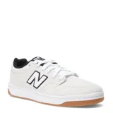 Championes urbanos New Balance modelo 480, color blanco con detalles en negro y suela de goma color caramelo. Presentan el logo característico de la marca en los laterales y cierre con cordones.
