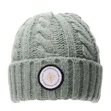 Gorro tipo beanie de punto trenzado en color verde grisáceo, con vuelta y parche circular frontal con diseño gráfico y texto.