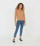 Sweater color marrón de punto con cuello redondo y mangas largas.