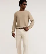 Pantalón de sarga para hombre, de corte recto y diseño básico. Cuenta con cintura fija con trabillas para cinturón, cierre frontal con cremallera y botón, y bolsillos laterales y traseros.