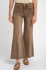 Pantalón de jean estilo flare con efecto lavado, tiro alto y corte al cuerpo que se ensancha en la parte inferior. Posee bolsillos delanteros y traseros, con terminación deshilachada en el bajo.