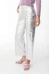 Pantalón recto de tiro medio, corte wide leg y acabado metalizado color fucsia.