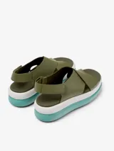 Sandalias de cuero vacuno color verde oliva, con plataforma blanca y suela celeste.