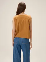 Remera sin mangas de corte relajado, color azul marino, con escote redondo y sutil bordado en el hombro.