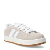 Championes urbanos de diseño minimalista en color beige, con detalles de bandas laterales blancas, cordones al tono y suela de goma con base color caramelo.