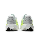 Championes de running New Balance modelo FuelCell Rebel v5, color amarillo neón con detalles en blanco y gris. Presentan una entresuela voluminosa con tecnología FuelCell para mayor amortiguación y propulsión, parte superior de malla transpirable con diseño aerodinámico y logo lateral característico.