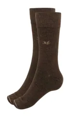 Media lisa color arena de la marca Legacy Co., con logo bordado en azul oscuro. Tejido multi-stretch de algodón para frescura y confort.