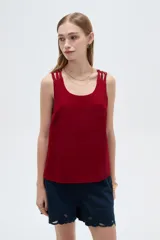 Musculosa de viscosa color beige claro, holgada, con cuello redondo y tirantes anchos formados por múltiples tiritas trenzadas.