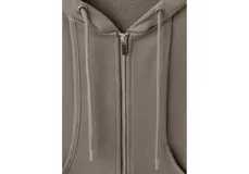 Campera con capucha y cierre frontal de cremallera, de color gris topo, con bolsillos canguro y diseño corto.
