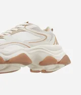 Championes estilo chunky de la marca Satinato, con diseño de paneles en tonos beige y blanco, cordones al tono y suela de plataforma con relieve en color caramelo.