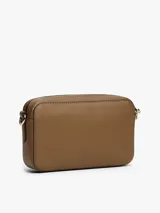 Cartera tipo bandolera Tommy Hilfiger con acabado granulado, cierre de cremallera, bolsillo frontal con cierre y monograma TH metálico en el frente. Incluye correa extraíble.