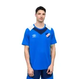 Remera deportiva Umbro del Club Nacional de Football, modelo Oryn, color azul con detalles en azul marino y blanco en el cuello y los hombros. Incluye el logo de Umbro y el escudo del club en el frente.