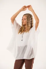 Blusa blanca de gasa oversize con forro y manga murciélago.