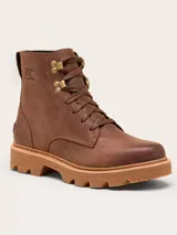 Bota Sorel modelo Revel Rd Boot Lace, confeccionada en cuero impermeable color marrón con costuras selladas. Presenta cordones al tono, detalles metálicos en los ojales superiores y suela de caucho EVERTREAD™ moldeada con plataforma dentada.
