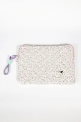 Neceser rectangular con cierre superior y estampado floral en tonos rosa y verde sobre fondo blanco.