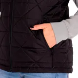 Campera híbrida con cuerpo de chaleco acolchado negro y mangas de buzo en color gris. El cuerpo presenta un diseño matelaseado con cierre frontal completo y bolsillos laterales con cierre, mientras que las mangas cuentan con puños elásticos.