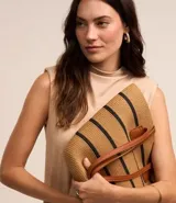 Vestido midi de Marfinno, confeccionado en tejido de viscosa y poliéster. Presenta cuello alto, diseño sin mangas con hombreras integradas y corte recto.