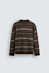Jersey de punto con diseño jacquard geométrico en tonos marrones, blancos y azules. Presenta cuello redondo, manga larga y terminaciones en rib.