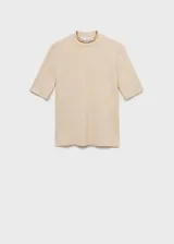 Camiseta de cuello perkins y manga corta, confeccionada en tejido elástico de viscosa y elastano con ajuste entallado al cuerpo.