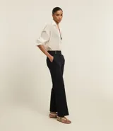 Pantalón recto de punto roma con estampa de raya de tiza, cintura alta con hebillas laterales.