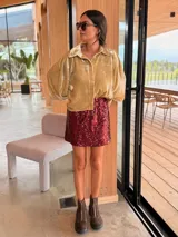 Minifalda de lentejuelas con cintura elástica, diseñada con un ajuste cómodo y flexible.