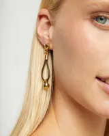 Pendientes largos con base de bola dorada, colgante de cuero marrón en forma de lágrima y detalle de bola dorada en el extremo.