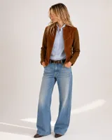 Campera de mujer combinada en lana merino y gamuza, color marrón. Presenta diseño tipo patch en el frente con paneles de gamuza con costuras visibles a contratono, cuello mao con cierre de botón a presión, mangas largas de punto acanalado y cierre frontal con cremallera.