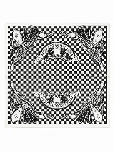 Pañuelo cuadrado con estampado en blanco y negro, diseño ajedrezado y detalles gráficos decorativos.
