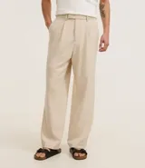 Pantalón masculino wide leg color marrón oscuro, con cintura con trabillas, cierre invisible, bolsillos laterales y frisos.