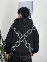 Buzo canguro negro con capucha y cierre frontal, con diseño estampado en la espalda y mangas de cadenas entrelazadas en color gris.
