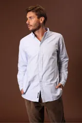 Camisa de manga larga para hombre, color blanco con finas rayas verticales azules, cuello button-down y corte regular.