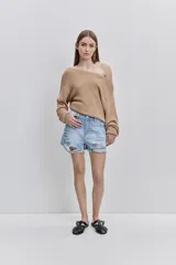 Sweater de punto color tostado, de calce relajado, con escote asimétrico decorado con ojalillos metálicos y mangas largas.