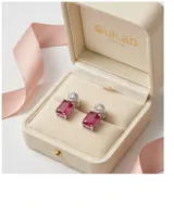 Caravanas de plata 925 con diseño de doble pieza: una circonia circular superior y un cristal rectangular inferior de color fucsia. Cierre de tornillo a presión.