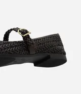 Zapatos chatitas de mujer tipo Mary Jane de la marca Satinato, color marrón oscuro con textura trenzada y tira superior con hebilla metálica dorada.