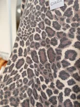 Buzo de cuello redondo y manga larga con estampado animal print de leopardo en tonos neutros.