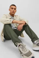 Pantalón chino verde oliva con cierre de cremallera.