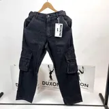 Pantalón jean cargo negro con corte holgado y bolsillos laterales con solapa.