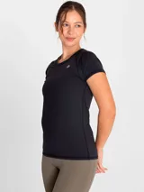 Remera deportiva de manga corta y cuello redondo, confeccionada en tejido técnico con tecnología de secado rápido. Presenta un diseño liso en color negro con un pequeño logo estampado en el pecho.