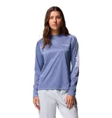 Remera de manga larga Columbia, diseñada para actividades al aire libre, con tecnología de protección solar y secado rápido. Presenta un diseño de cuello redondo, corte cómodo y estampado con el logo de la marca en el pecho y a lo largo de la manga.