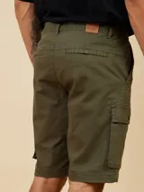 Bermuda de gabardina color gris con bolsillos laterales tipo cargo.