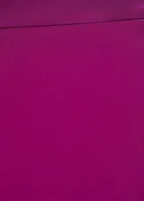 Pantalon de vestir de corte recto y tiro medio, confeccionado en viscosa de color fucsia. Presenta una cintura elástica y un diseño fluido con una sobrecapa lateral que aporta movimiento.
