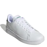 Championes urbanos Adidas Advantage, color blanco con detalles en verde en la lengüeta y el talón. Presentan un diseño minimalista con perforaciones laterales que forman las tres bandas características de la marca y suela de goma.