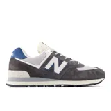 Championes urbanos New Balance modelo 574, color gris oscuro con detalles en gris claro, blanco y azul. Confeccionados en gamuza y malla, con logo "N" característico en los laterales y entresuela ENCAP.