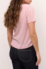 Remera de manga corta con escote en V, de corte recto y acabado melange.